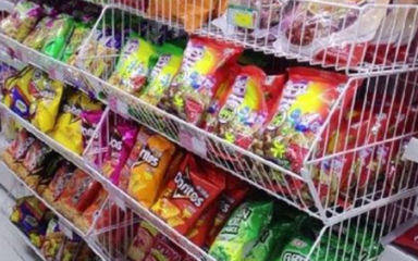 嚴(yán)厲打擊向未成年人銷售低俗包裝食品行為，保障青少年健康成長(zhǎng)